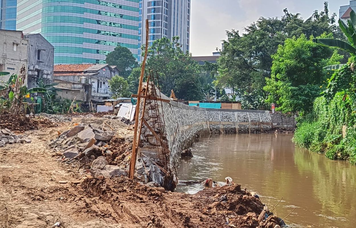 Pembangunan-Turap-Kali-Krukut-Segmen-Jalan-NIS-Ditargetkan-Selesai-Pertengahan-Desember