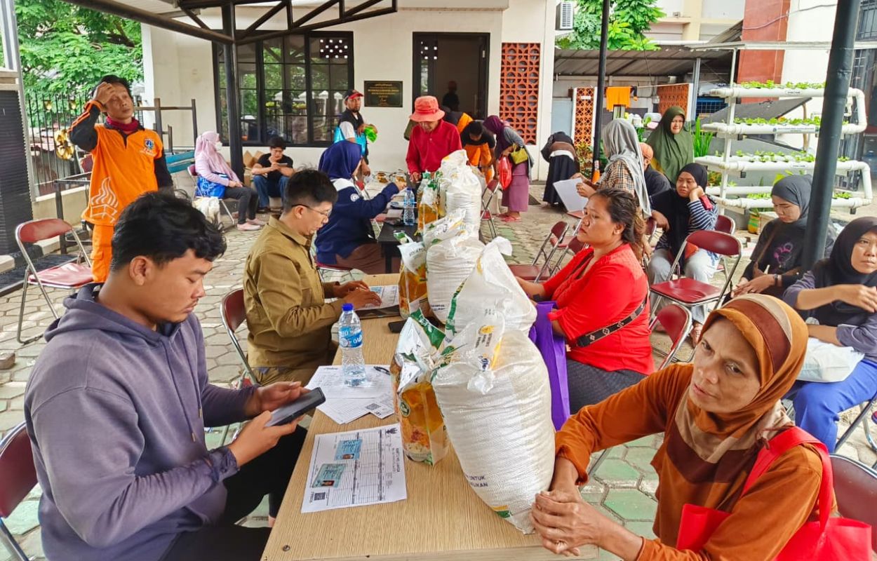 Ratusan-Warga-Kelurahan-Rawajati-Terima-Bantuan-Pangan