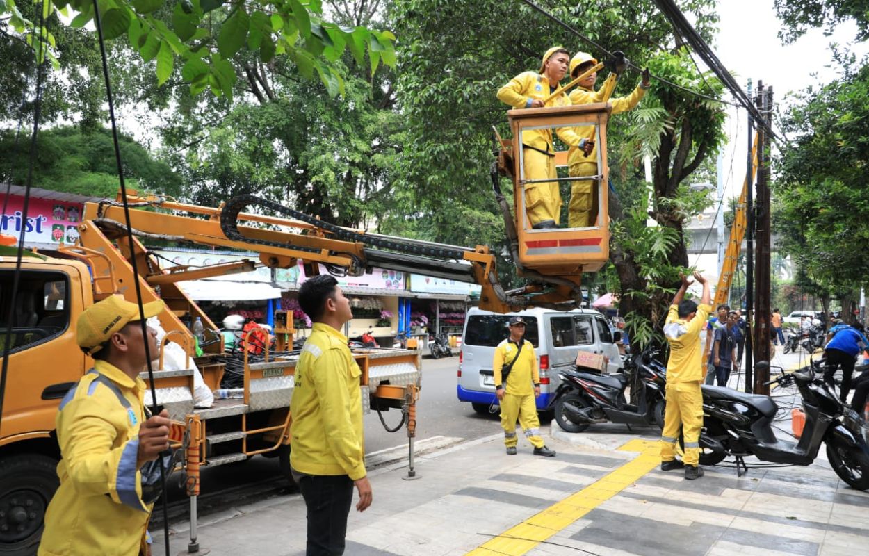 Kabel-Udara-Sepanjang-1950-Meter-Ditertibkan-di-Jalan-Dharmawasa-Raya