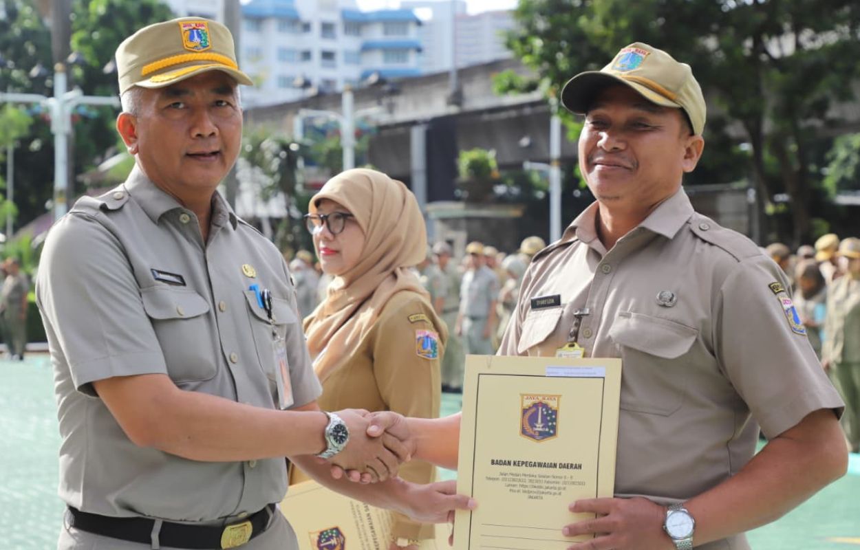 20-Tahun-Lebih-Mengabdi-Tiga-ASN-Kota-Jaksel-Diberikan-Penghargaan