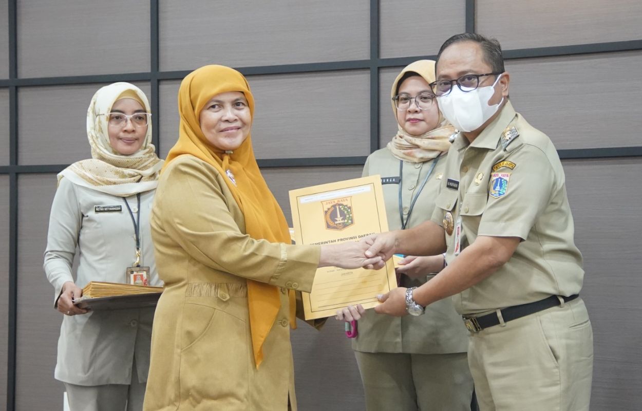 Wakil-Walikota-Jaksel-Serahkan-Puluhan-SK-Pensiun-PNS