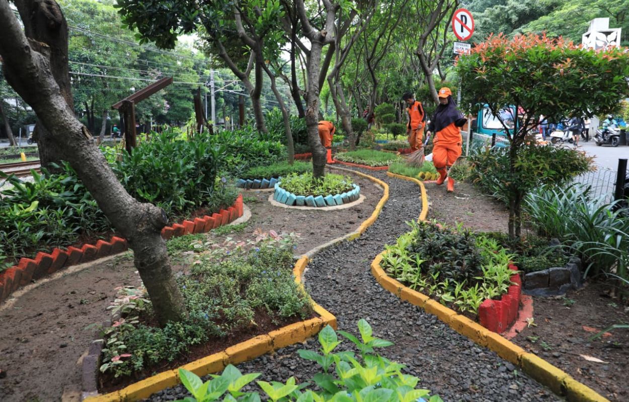Kelurahan-Rawajati-Ciptakan-Ruang-Hijau-di-Jalan-Rawajati-Barat