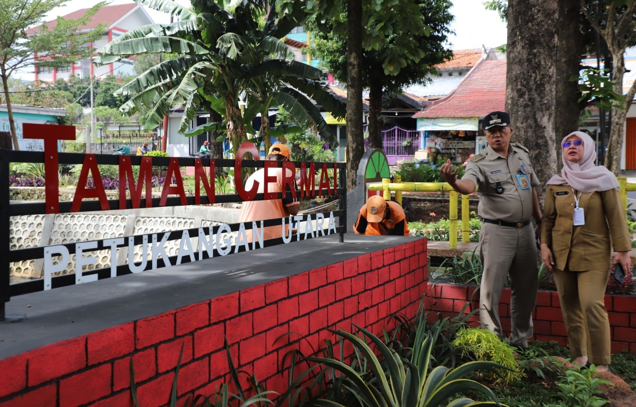 Kelurahan-Petukangan-Utara-Tata-Lahan-Pembuangan-Puing-di-Jalan-Cermai