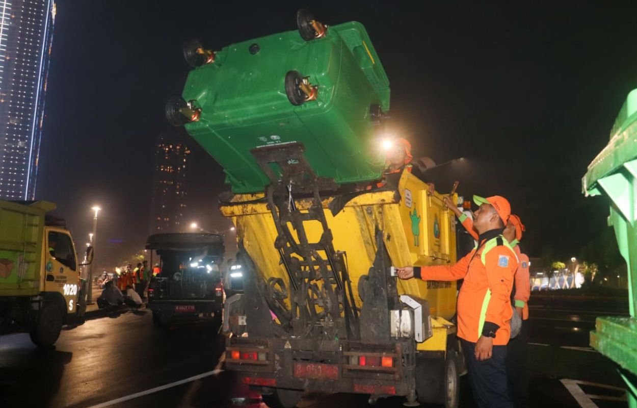 Sudin-LH-Kelola-145-Ton-Sampah-Dari-Perayaan-Pergantian-Tahun-di-Taman-Literasi-Blok-M