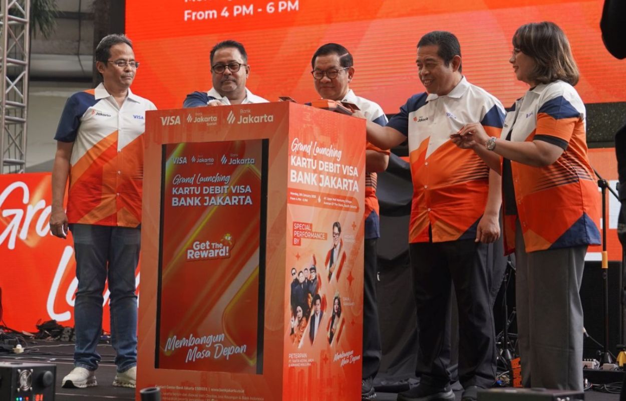 Gubernur-Pramono-Luncurkan-Kartu-Debit-Visa-Bank-Jakarta-di-Lippo-Mall-Kemang