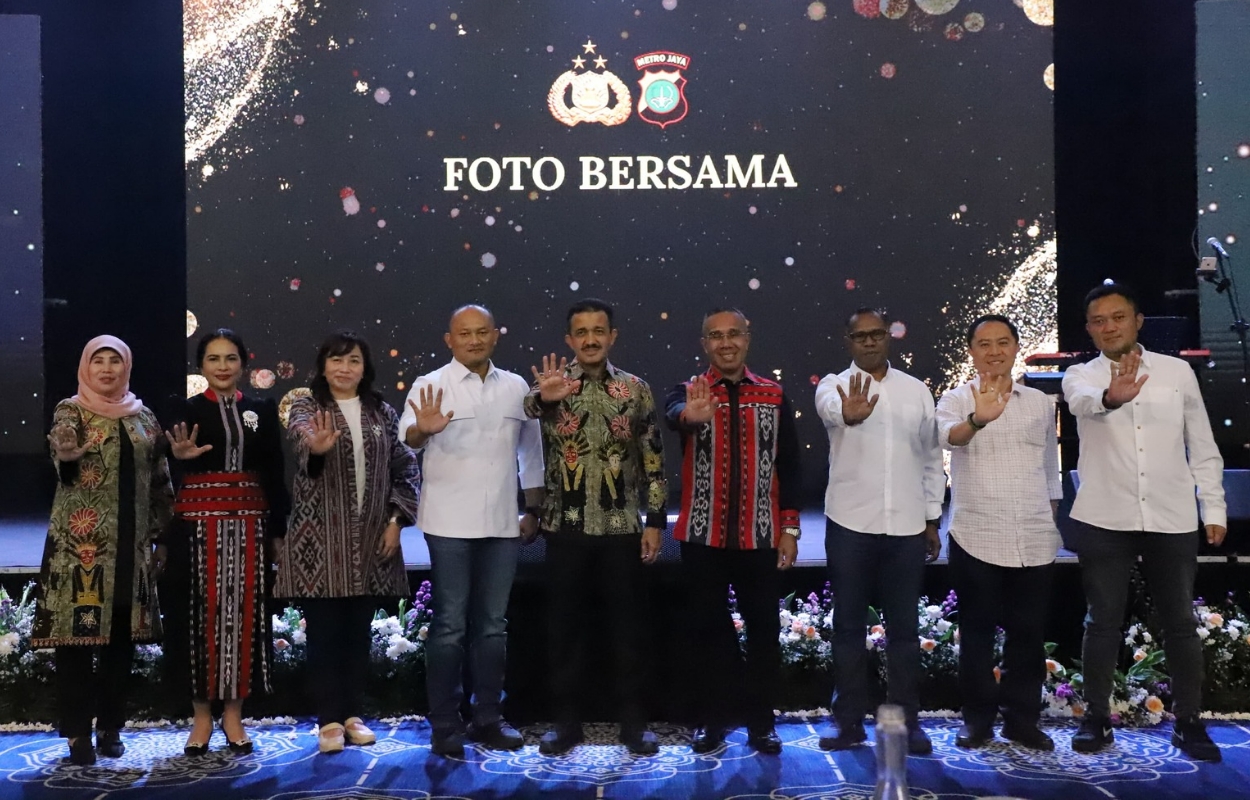 Walikota-M-Anwar-Bersama-Ketua-TP-PKK-Hadiri-Pisah-Sambut-Kapolres-Jaksel