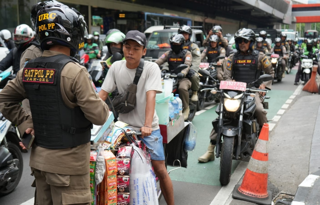 Satpol-PP-Jaksel-Halau-PKL-Berjualan-di-Jalan-HR-Rasuna-Said