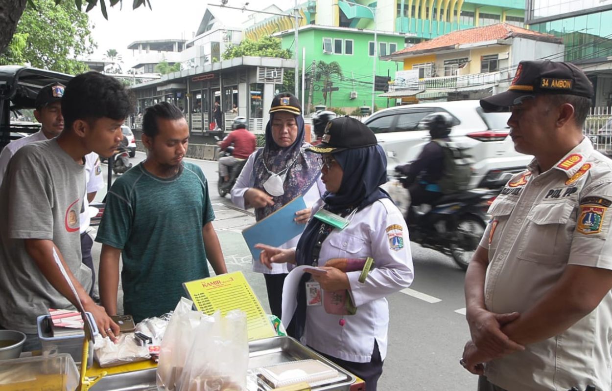 Okupasi-Trotoar-PKL-di-Jalan-Mampang-Prapatan-Raya-Diberi-Peringatan-Tertulis