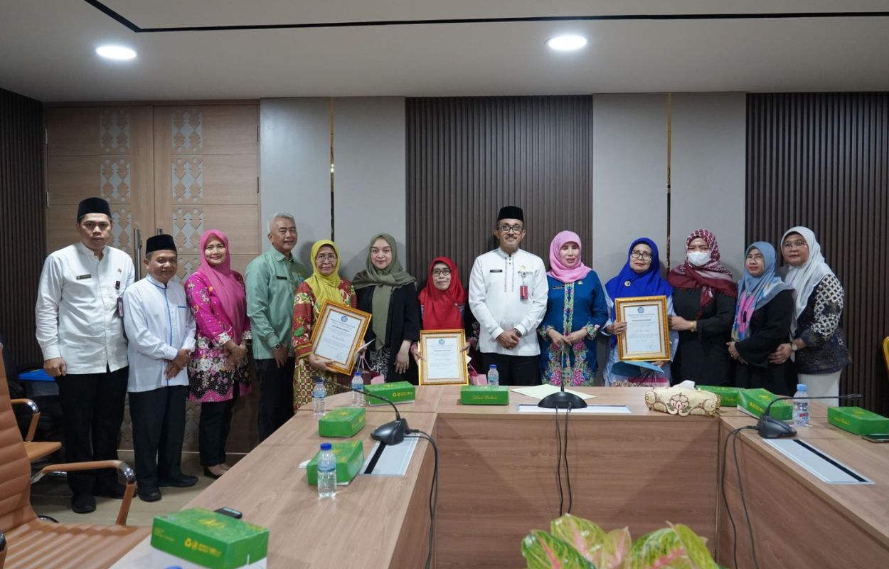 Walikota-M-Anwar-Lepas-Tiga-Kader-TP-PKK-Yang-Telah-Mengabdi-Puluhan-Tahun
