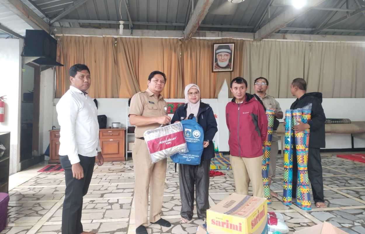 Sudinsos-Jaksel-Salurkan-Bantuan-Untuk-Warga-Terdampak-Banjir-di-Jalan-NIS