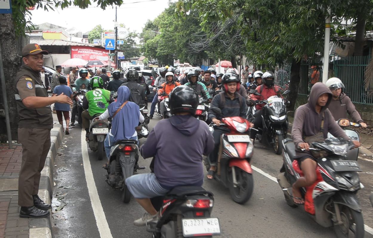Atasi-Kemacetan-Petugas-Disiagakan-di-Lokasi-Pembangunan-Jaringan-Pipa-Air-Pesanggrahan
