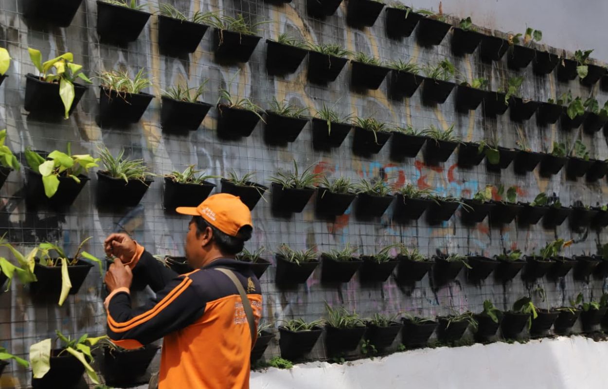 Manjakan-Mata-Pengguna-Jalan-Kelurahan-Ulujami-Bangun-Vertical-Garden