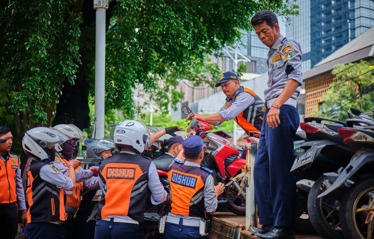 Belasan-Kendaraan-Bermotor-yang-Parkir-Liar-di-Jalan-Senopati-Ditertibkan