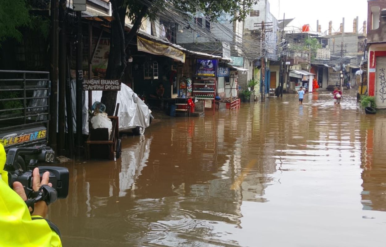 Petugas-PPSU-Lakukan-Penanganan-Genangan-di-Jalan-Kemang-Utara-IX