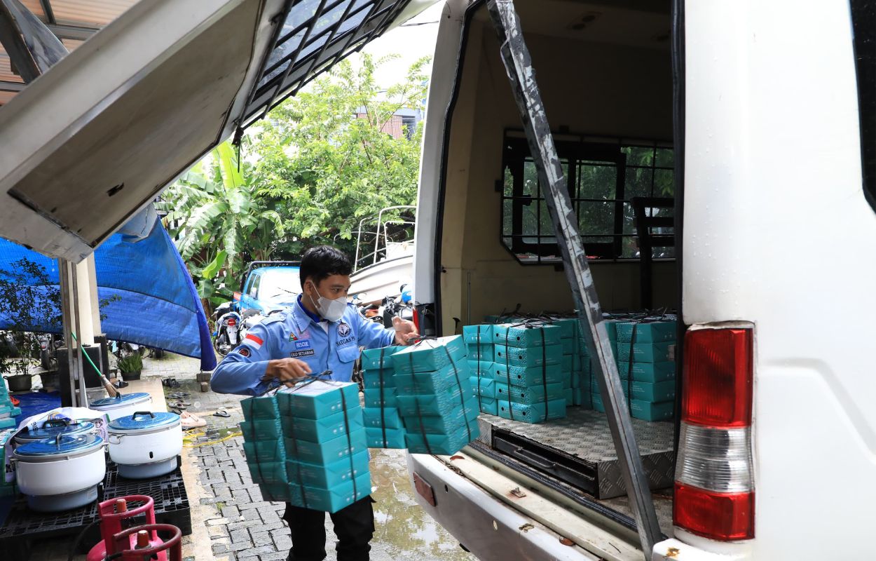 Sudinsos-Jaksel-Distribusikan-Bantuan-Makanan-ke-Warga-Terdampak-Genangan