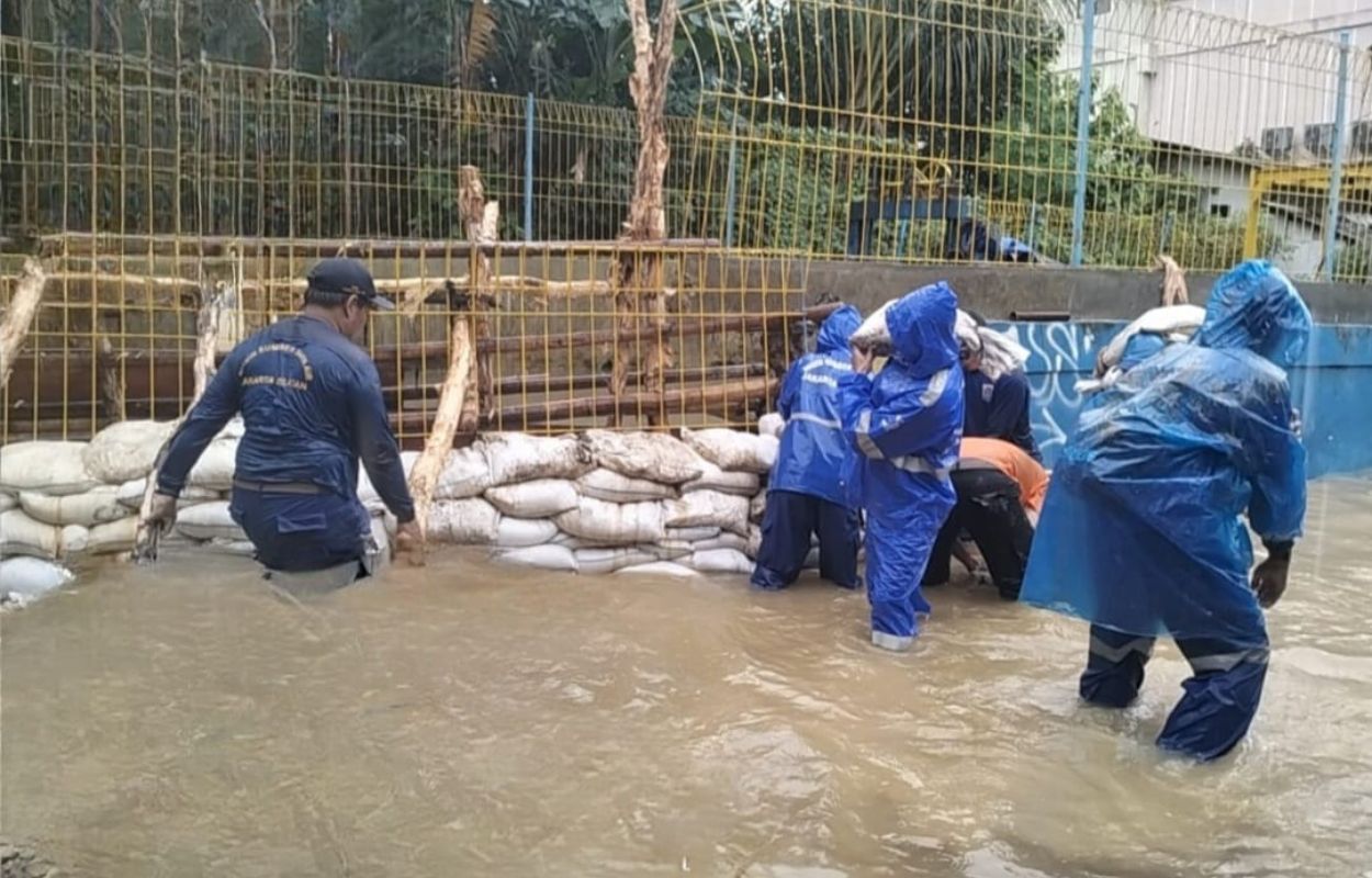 Sudin-SDA-Lakukan-Penanganan-Tanggul-Kali-Krukut-yang-Jebol