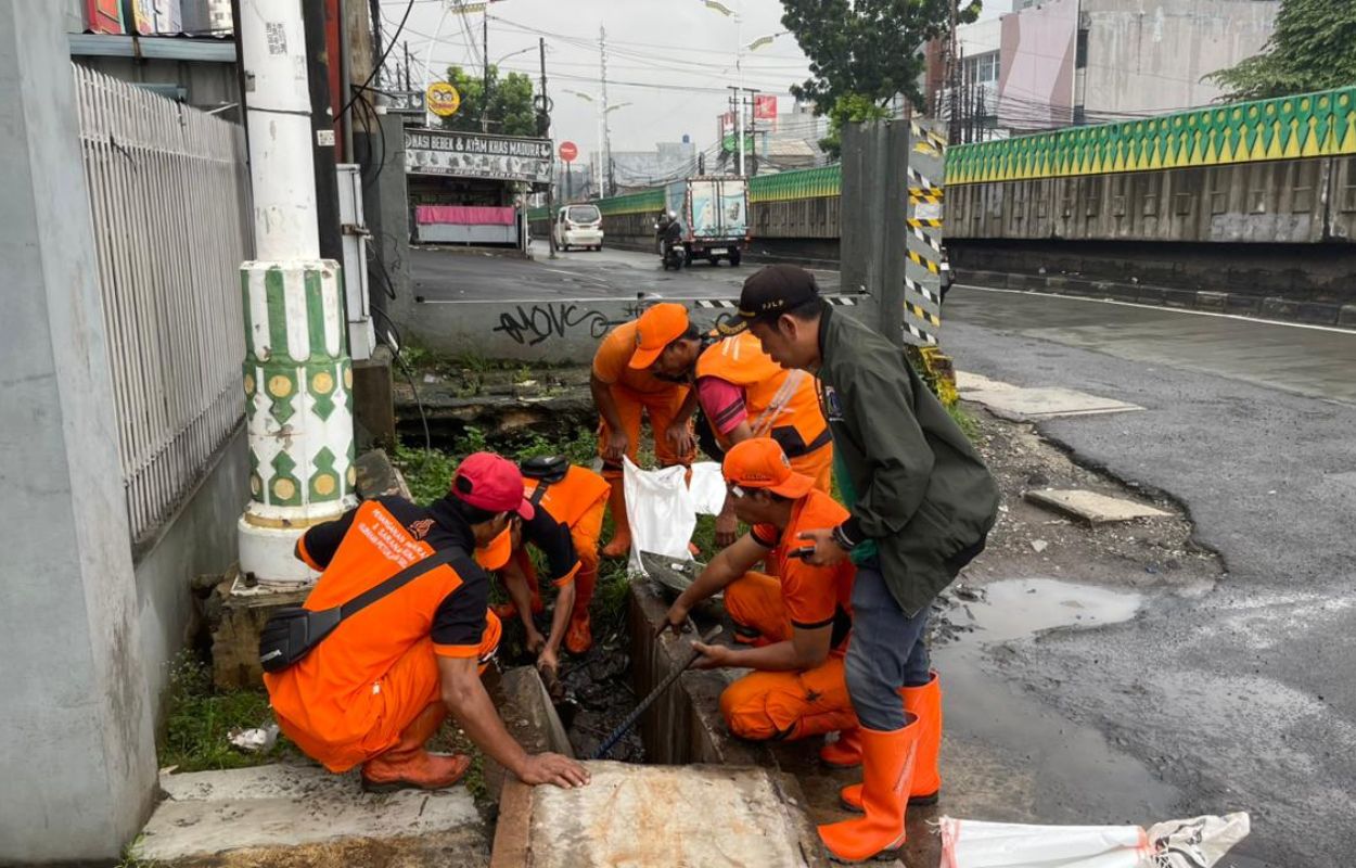 Kelurahan-Petukangan-Selatan-Bersihkan-Saluran-Air-di-Jalan-Ciledug-Raya