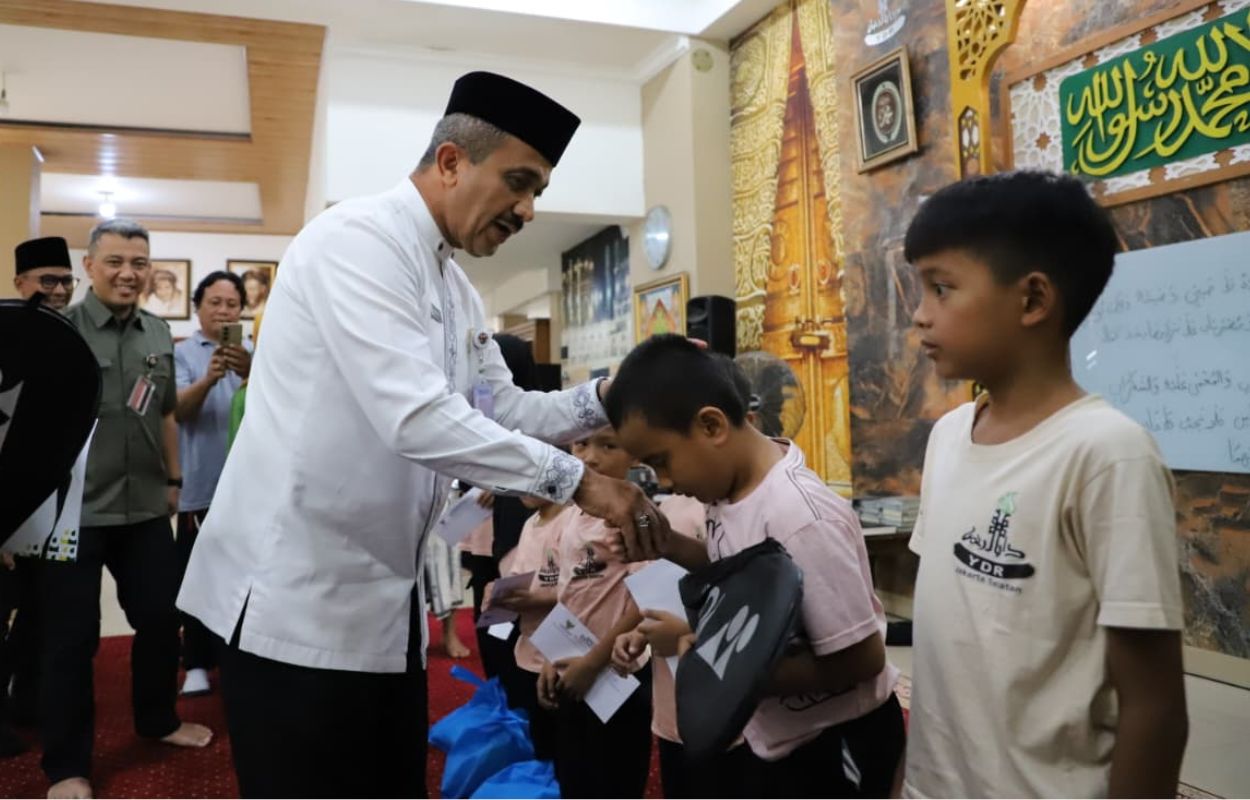 Walikota-M-Anwar-Beri-Santunan-Pada-Anak-Yatim-di-Panti-Daarul-Rahman