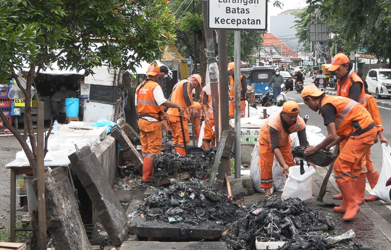 Belasan-PPSU-Bersihkan-Saluran-Air-di-Jalan-Raya-Kebayoran-Lama