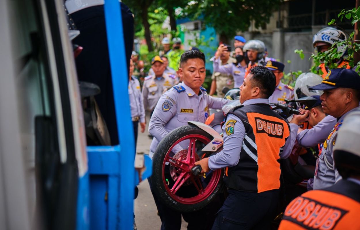 Sudinhub-Jaksel-Tertibkan-Belasan-Motor-Parkir-Liar-di-Jalan-Setiabudi-Selatan