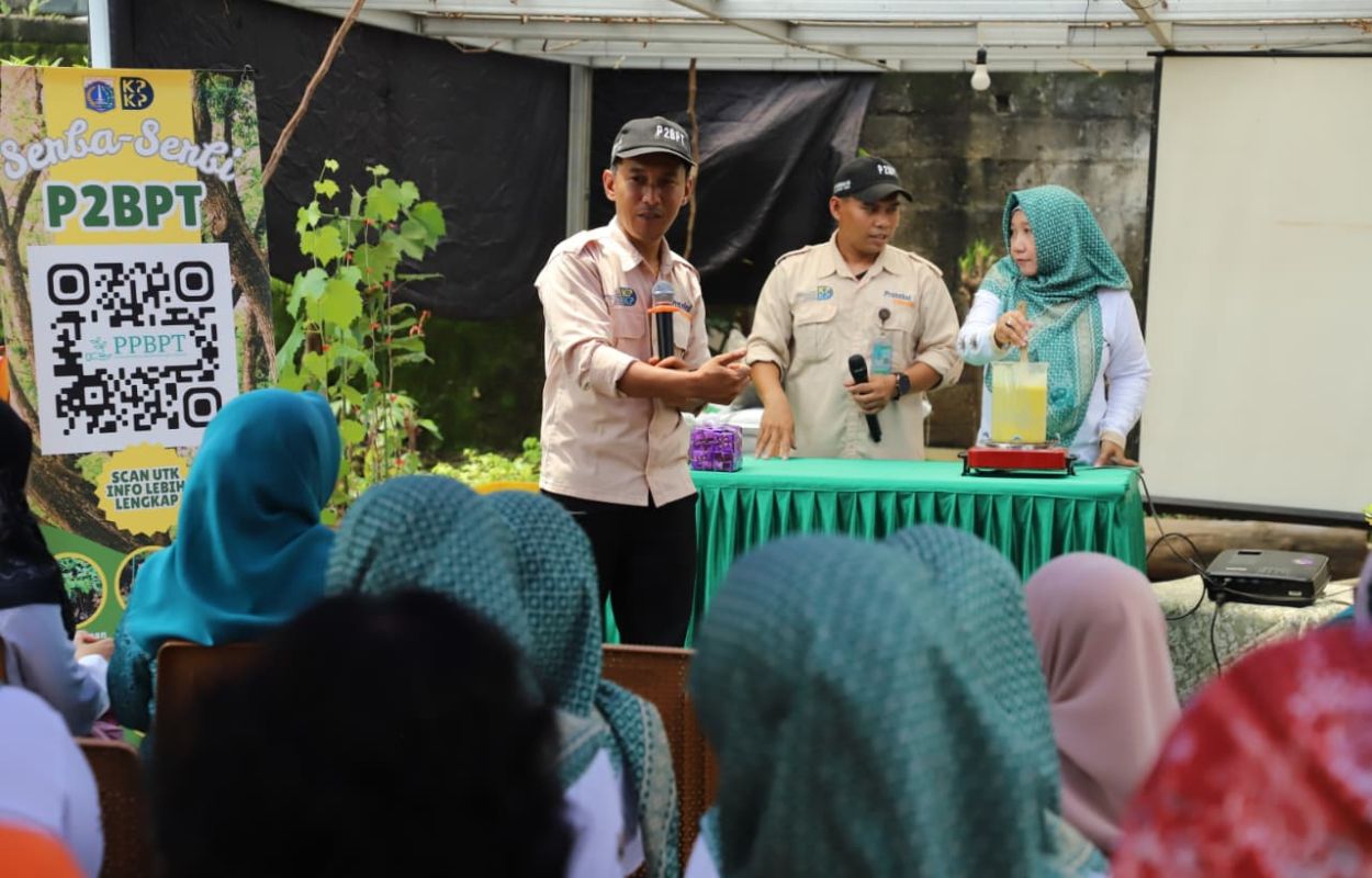 Mobil-Klinik-Tanaman-Kunjungi-Kebun-Sehati-Petukangan-Selatan