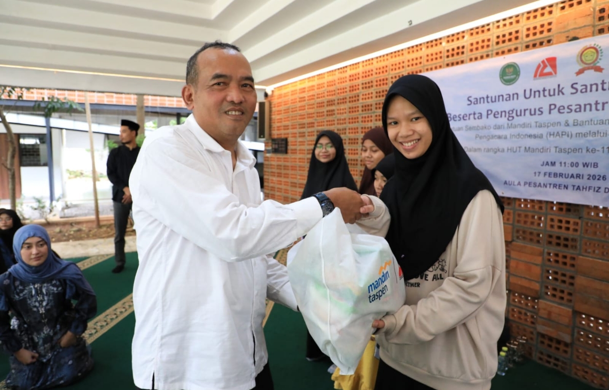 Santriwati-dan-Pengurus-Pesantren-Tahfidz-Difabel-KH-Ahmad-Lutfi-Fathullah-Terima-Bantuan