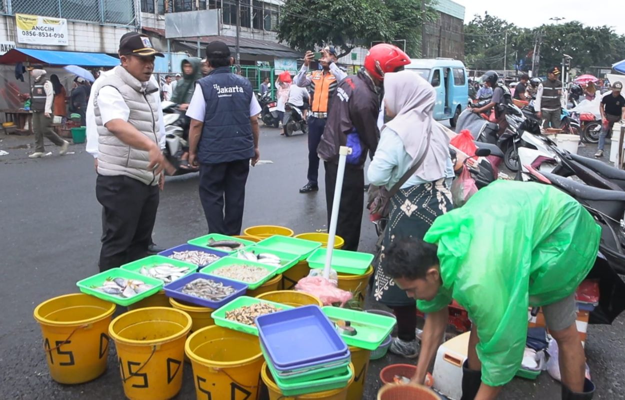 Pedagang-yang-Langgar-Aturan-di-Jalan-Raya-Kebayoran-Lama-Ditertibkan