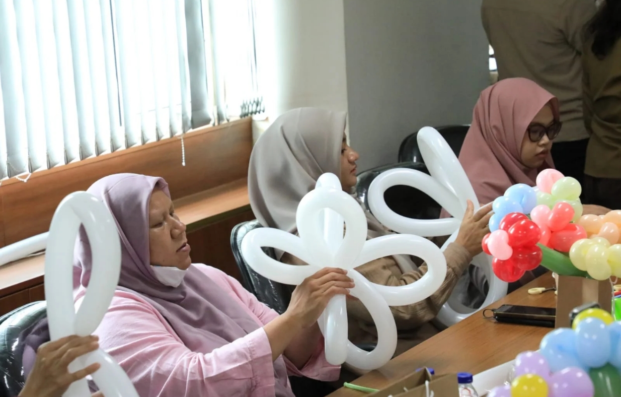 Sudin-PPKUKM-Jaksel-Gelar-Pelatihan-Kreasi-Bouquet-Bunga-Dari-Balon