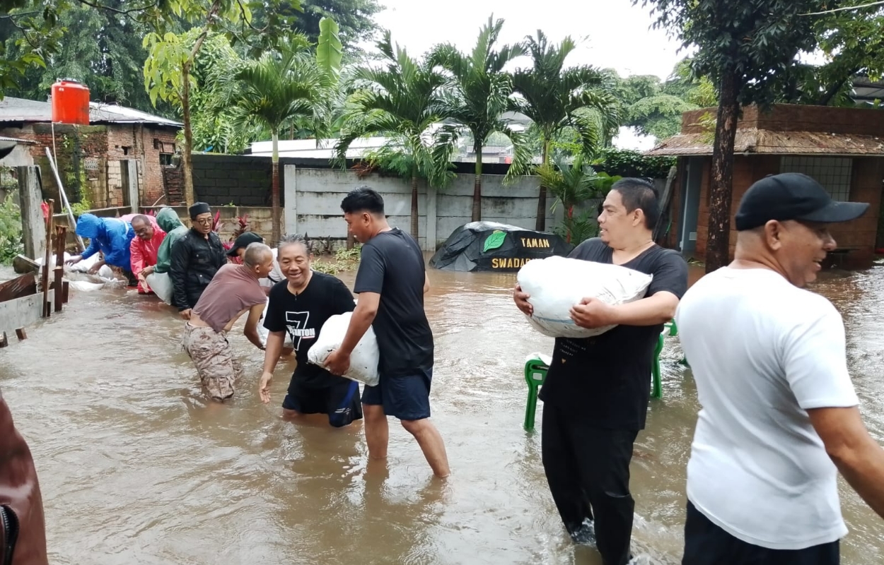 Puluhan-Petugas-Gabungan-Tangani-Tanggul-Pagar-RPTRA-Bhineka-yang-Jebol