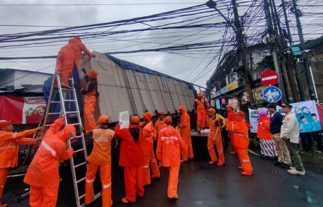 PPSU-Kelurahan-Cikoko-Bantu-Tangani-Truk-Bermuatan-30-Ton-yang-Terperosok