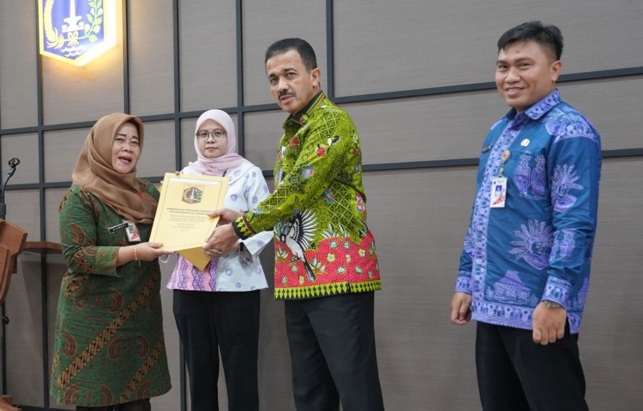 Walikota-M-Anwar-Serahkan-SK-Pensiun-Pada-Puluhan-PNS-di-Lingkungan-Kota-Jaksel