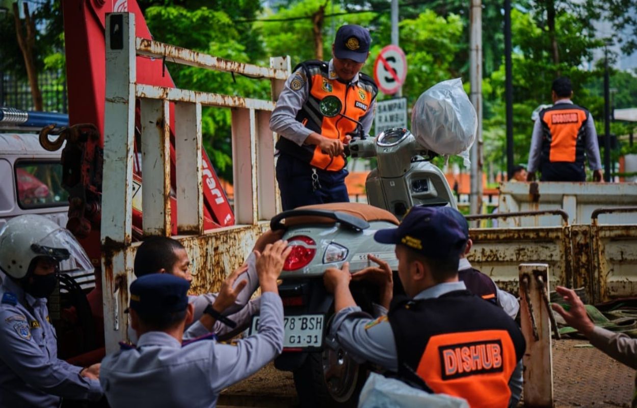 Petugas-Gabungan-Lakukan-Penertiban-Parkir-Liar-di-Karet-Semanggi
