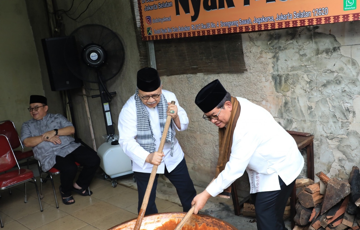 Ikut-Acara-Ngaduk-Dodol-Gubernur-Pramono-Dorong-Pelestarian-Kuliner-Betawi