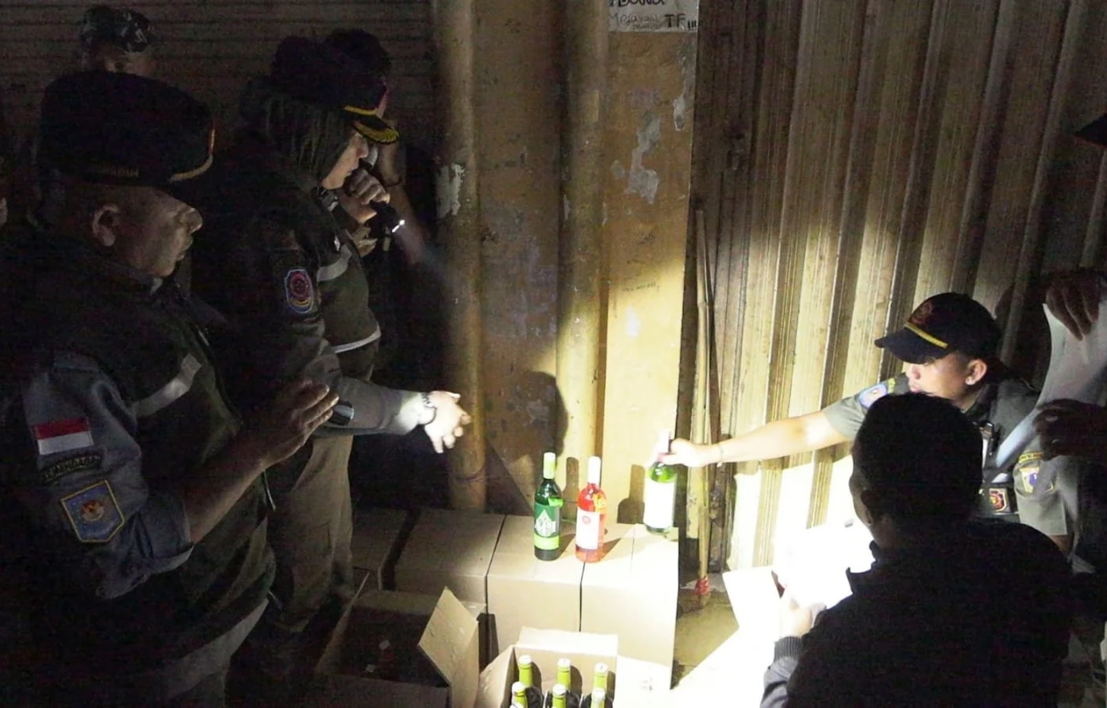 Satpol-PP-Sita-165-Botol-Miras-Ilegal-di-Kebayoran-Lama