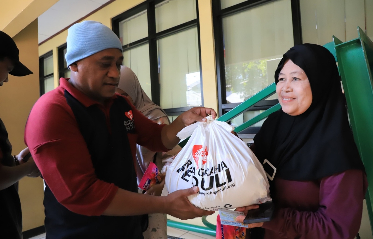 Warga-Tegal-Parang-Serbu-Pasar-Sembako-Murah-Artha-Graha-Peduli