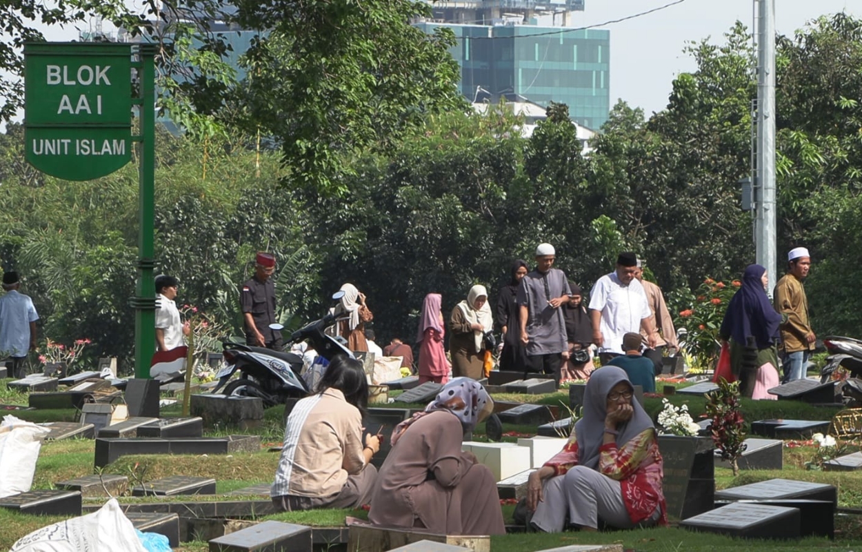 Puluhan-Ribu-Peziarah-Padati-TPU-Jeruk-Purut