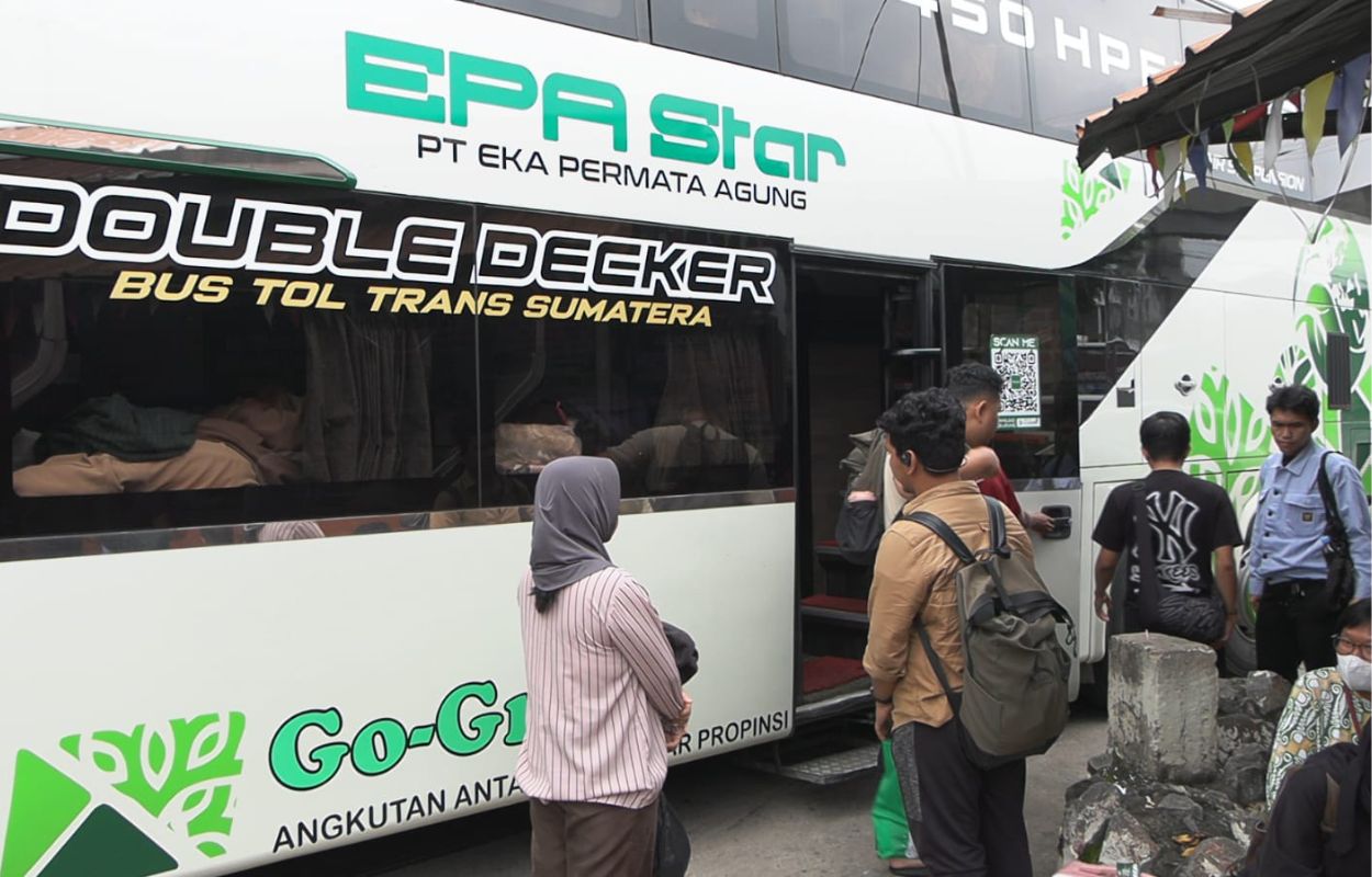 Arus-Balik-Lebaran-2026-915-Pemudik-Tiba-di-Terminal-Lebak-Bulus