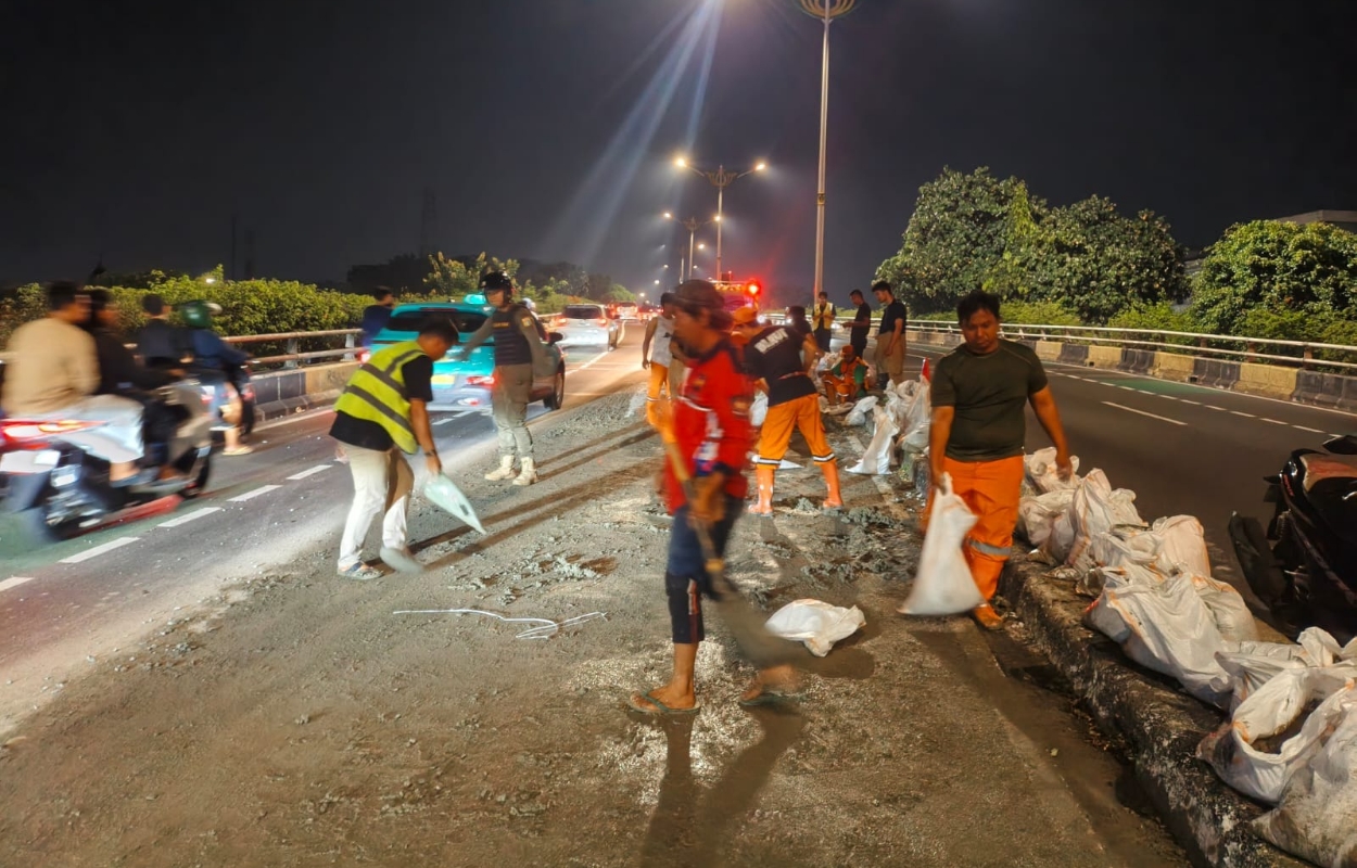 Petugas-Gabungan-Bergerak-Cepat-Tangani-Adonan-Semen-Tumpah-di-Flyover-Tebet