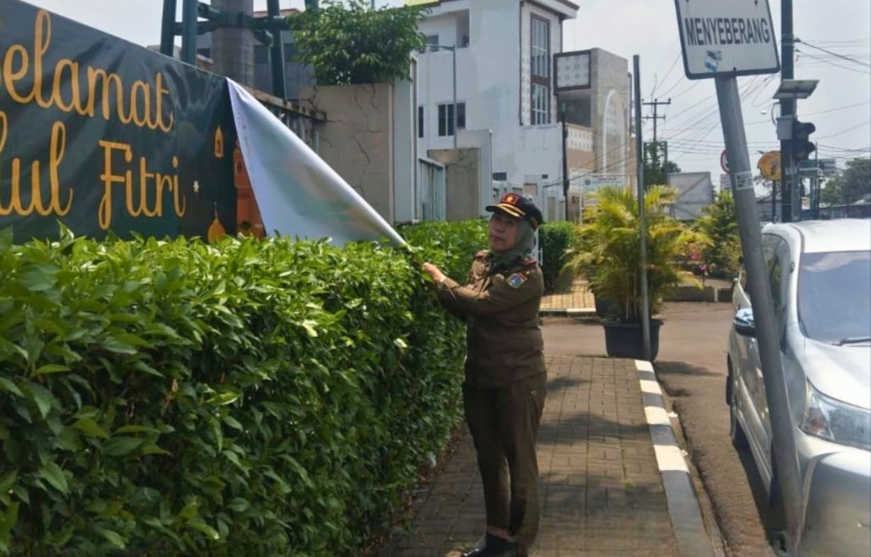 Satpol-PP-Tertibkan-Spanduk-Langgar-Aturan-di-Wilayah-Pesanggrahan