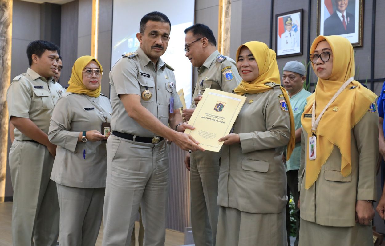 Walikota-M-Anwar-Serahkan-SK-Pensiun-Pada-PNS-di-Lingkungan-Kota-Jaksel