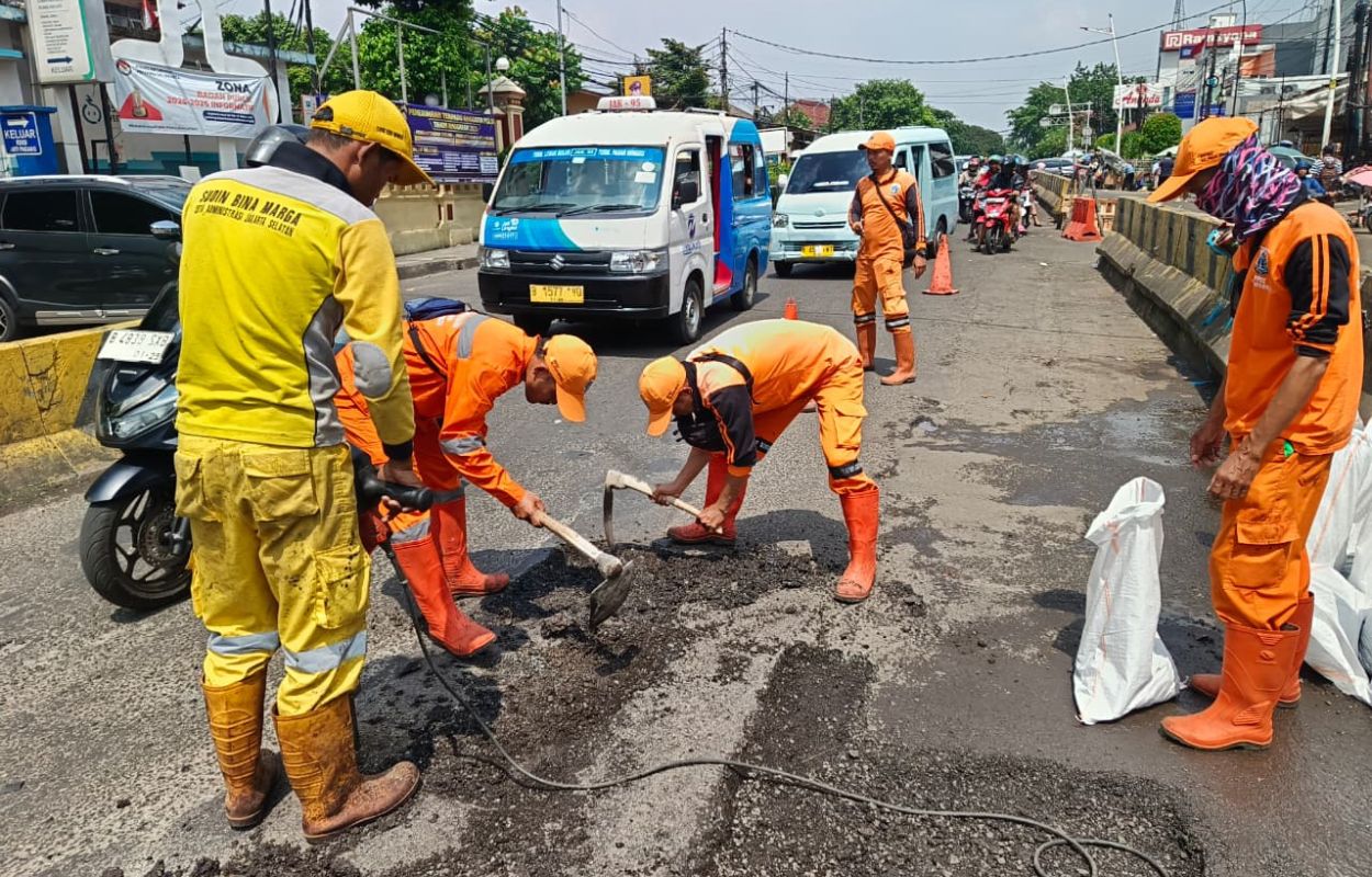 Jalan-Berlubang-di-Jalan-Ragunan-Raya-Diperbaiki