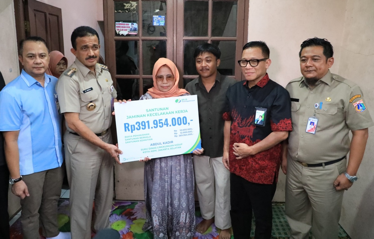 Walikota-M-Anwar-Serahkan-Santunan-Pada-Keluarga-PJLP-yang-Meninggal-Dunia