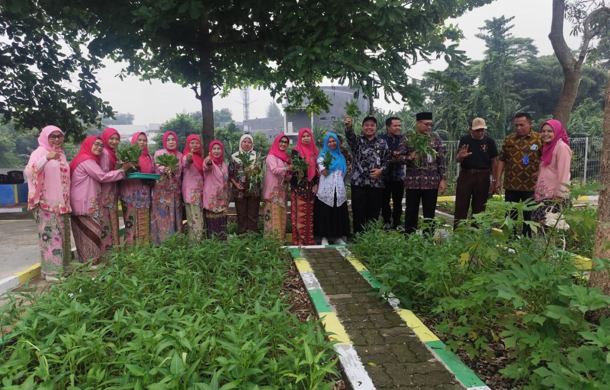 Puluhan-Kilogram-Sayuran-Dipanen-Dari-Lokasi-Penataan-Kawasan-Triwulan-I-Kebon-Baru