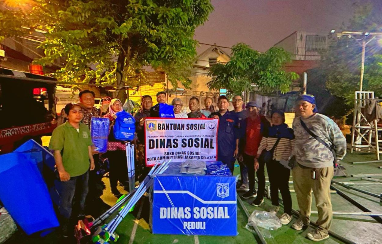 Sudinsos-dan-BPBD-Jaksel-Beri-Bantuan-Pada-Penyintas-Kebakaran-di-Kebayoran-Lama-Selatan