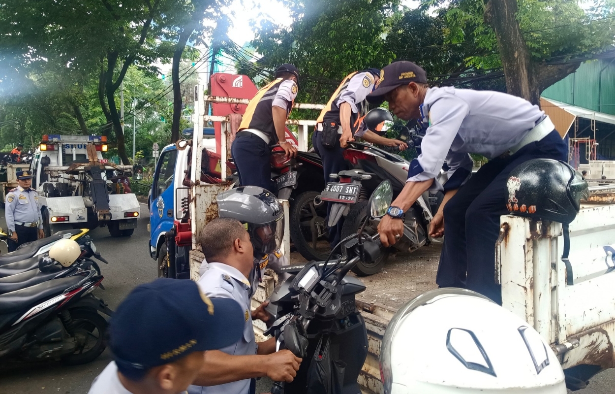 Sudinhub-Jaksel-Tertibkan-Parkir-Liar-di-Jalan-Raya-Gandaria-City