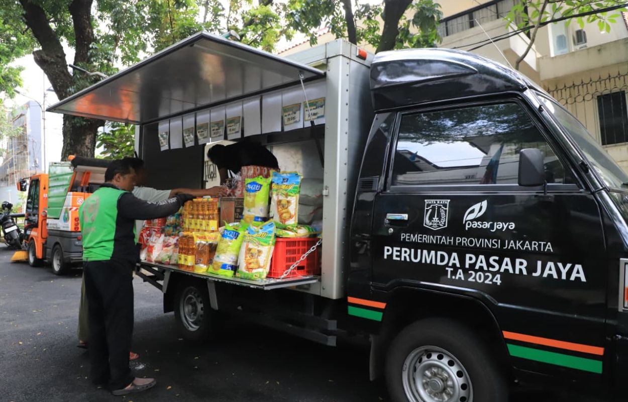 Warga-Serbu-Pangan-Murah-di-Kantor-Kecamatan-Kebayoran-Baru