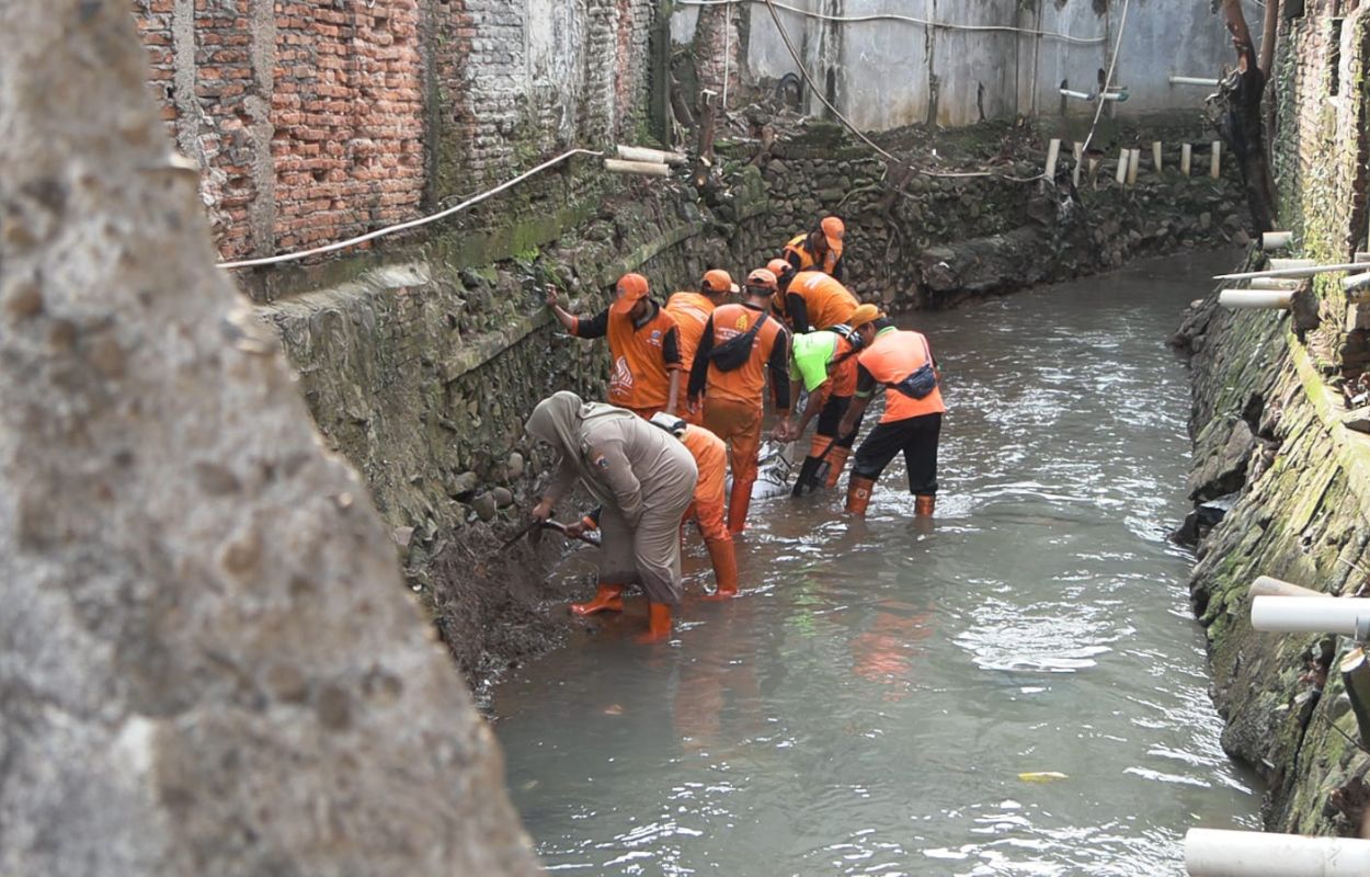 Kelurahan-Gunung-Bersihkan-Sampah-dan-Keruk-Sedimen-Kali-Jelawe