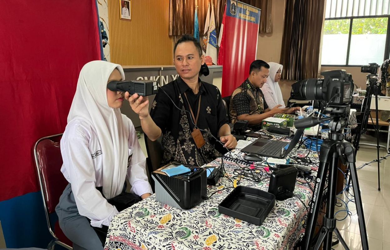 Sudin-Dukcapil-dan-PMI-Jaksel-Berkolaborasi-Beri-Layanan-di-SMKN-15-Jakarta