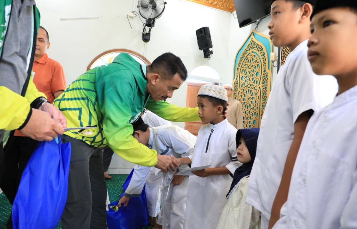 Walikota-M-Anwar-Berikan-Santunan-Pada-Anak-Yatim-dan-Duafa-di-Lebak-Bulus