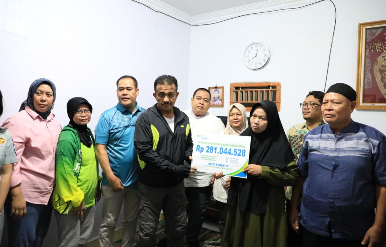 Walikota-M-Anwar-Serahkan-Santunan-Pada-Keluarga-PPSU-Ragunan-yang-Berpulang